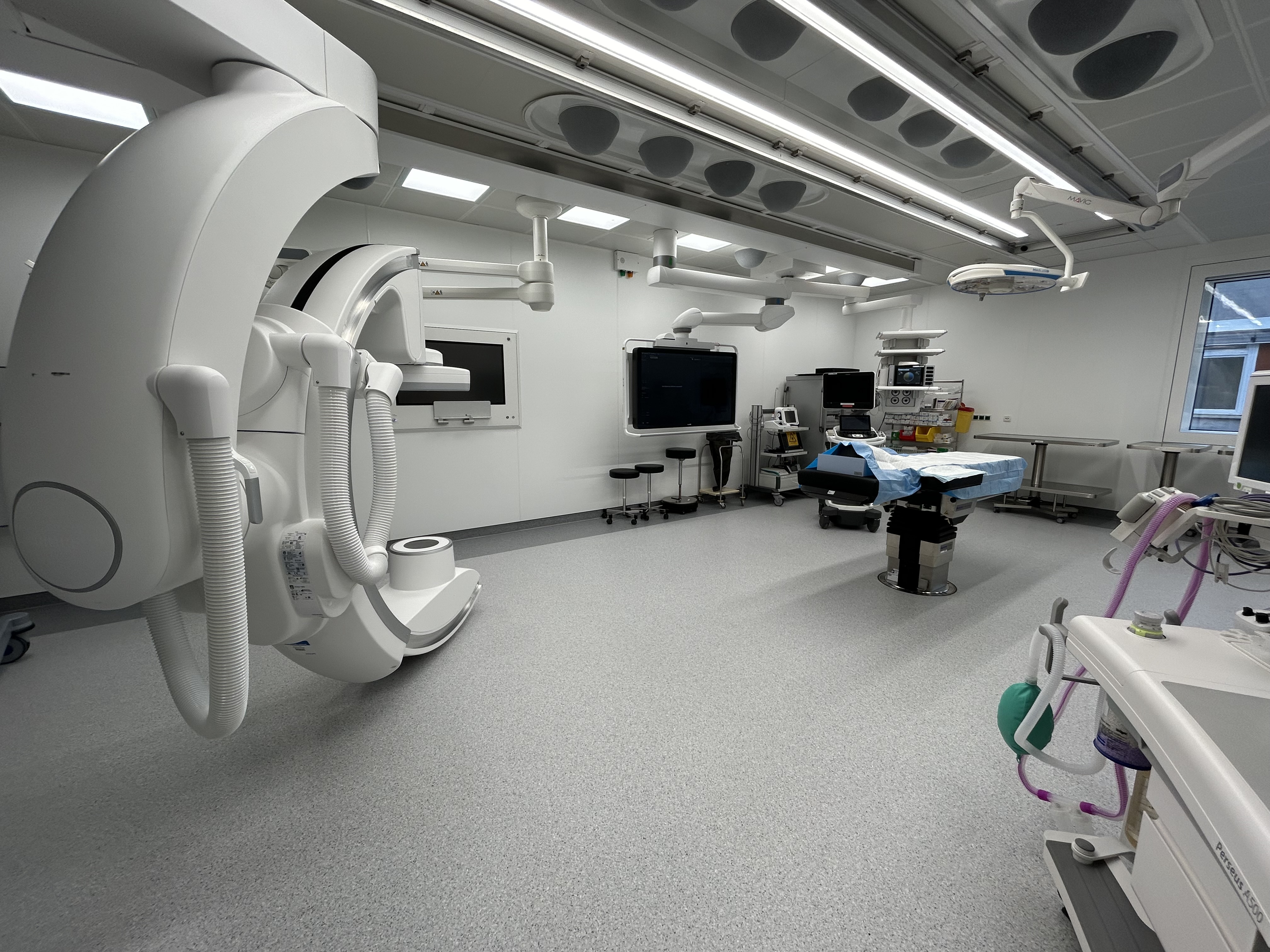 Hybrid-OP mit hochmoderner fahrbarer Angiographie-Anlage
