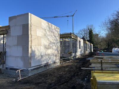 28.01.2025: Die ersten Außenwände wurden bereits gemauert