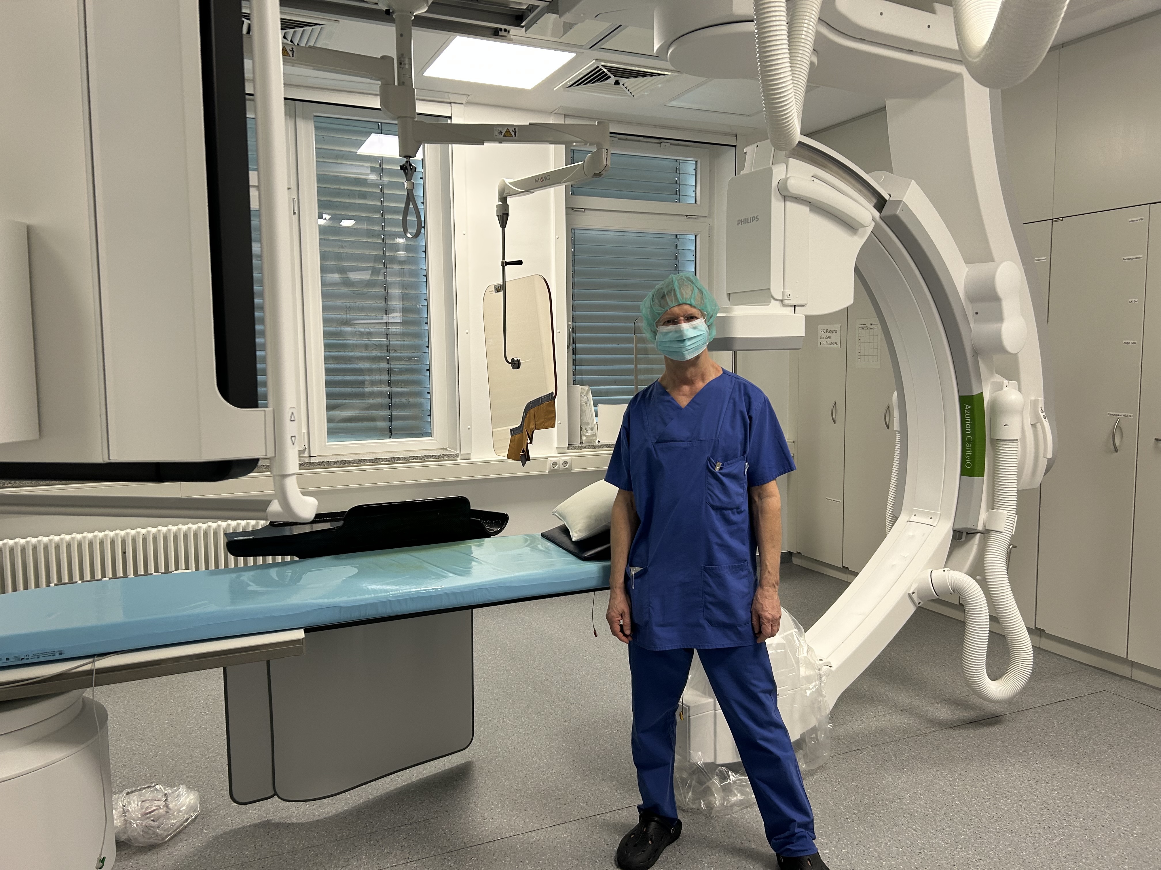 Chefarzt Prof. Dr. med. Frank Weber vor der neuen Anlage
