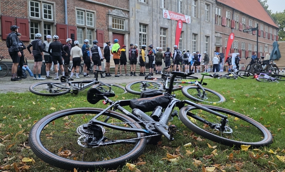Zahlreiche Gravelbiker sind f&uuml;r den guten Zweck geradelt