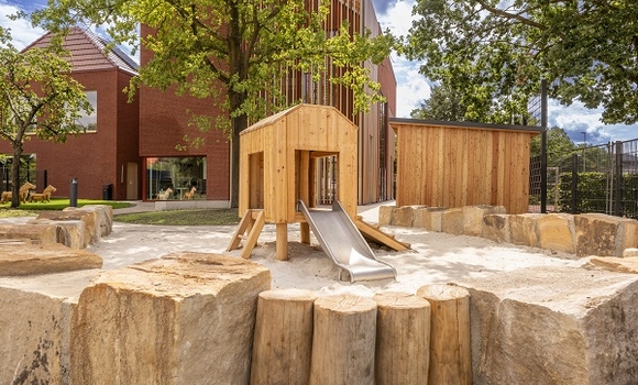 Au&szlig;enanlagen und Spielplatz