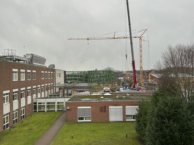 16.12.2024: Erste Deckenteile werden auf die Baustelle gehoben