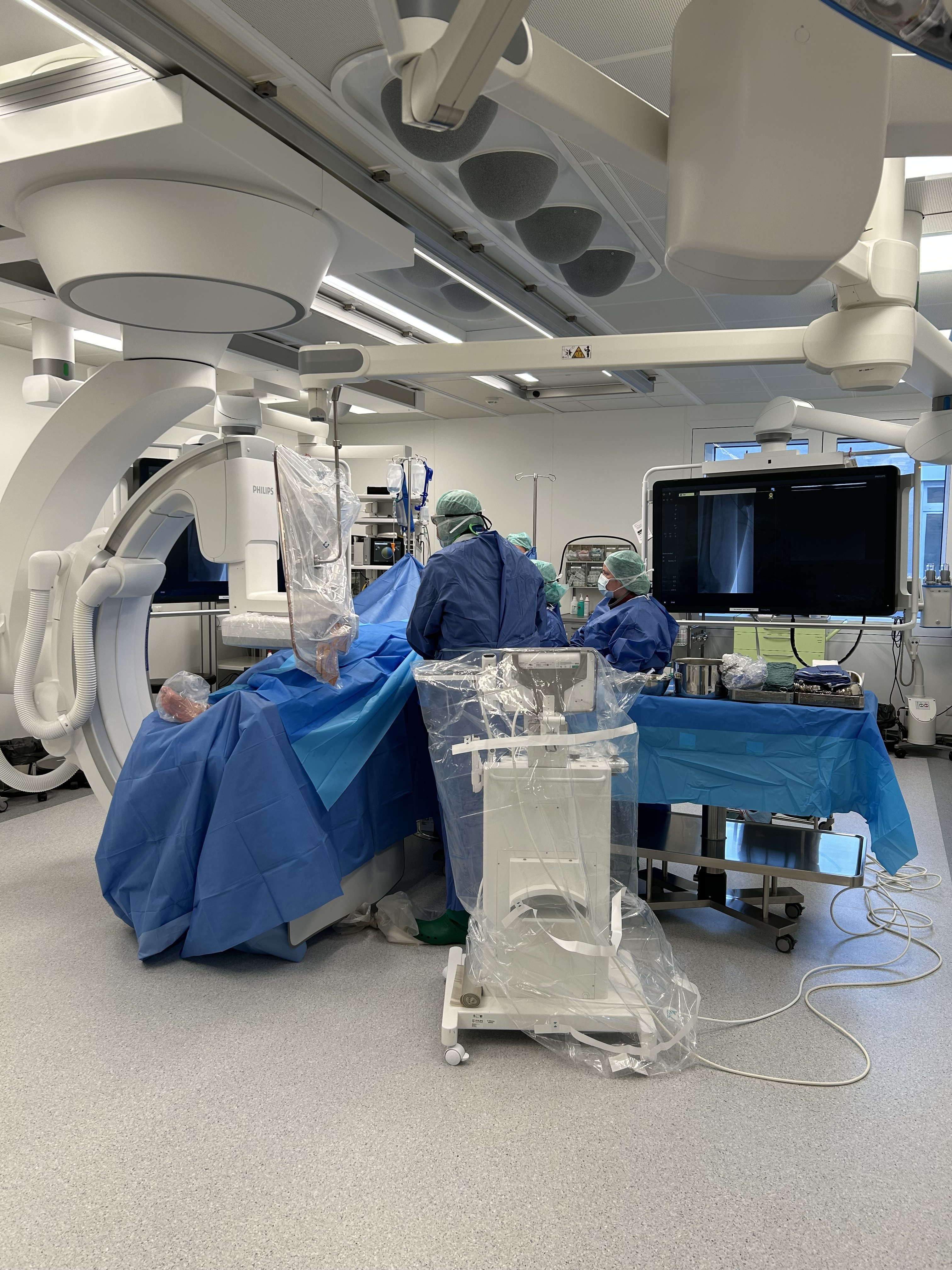 Chefarzt Dr. med. Rüdiger Möller während einer OP im Hybrid-OP
