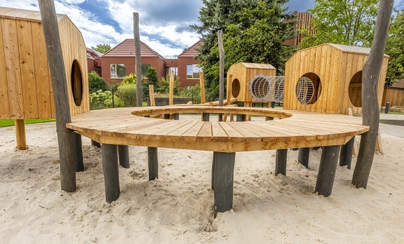 Au&szlig;enanlagen und Spielplatz